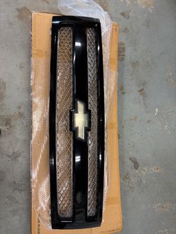OEM 2007-2013 Chevy Silverado 1500 Black/Chrome Grill