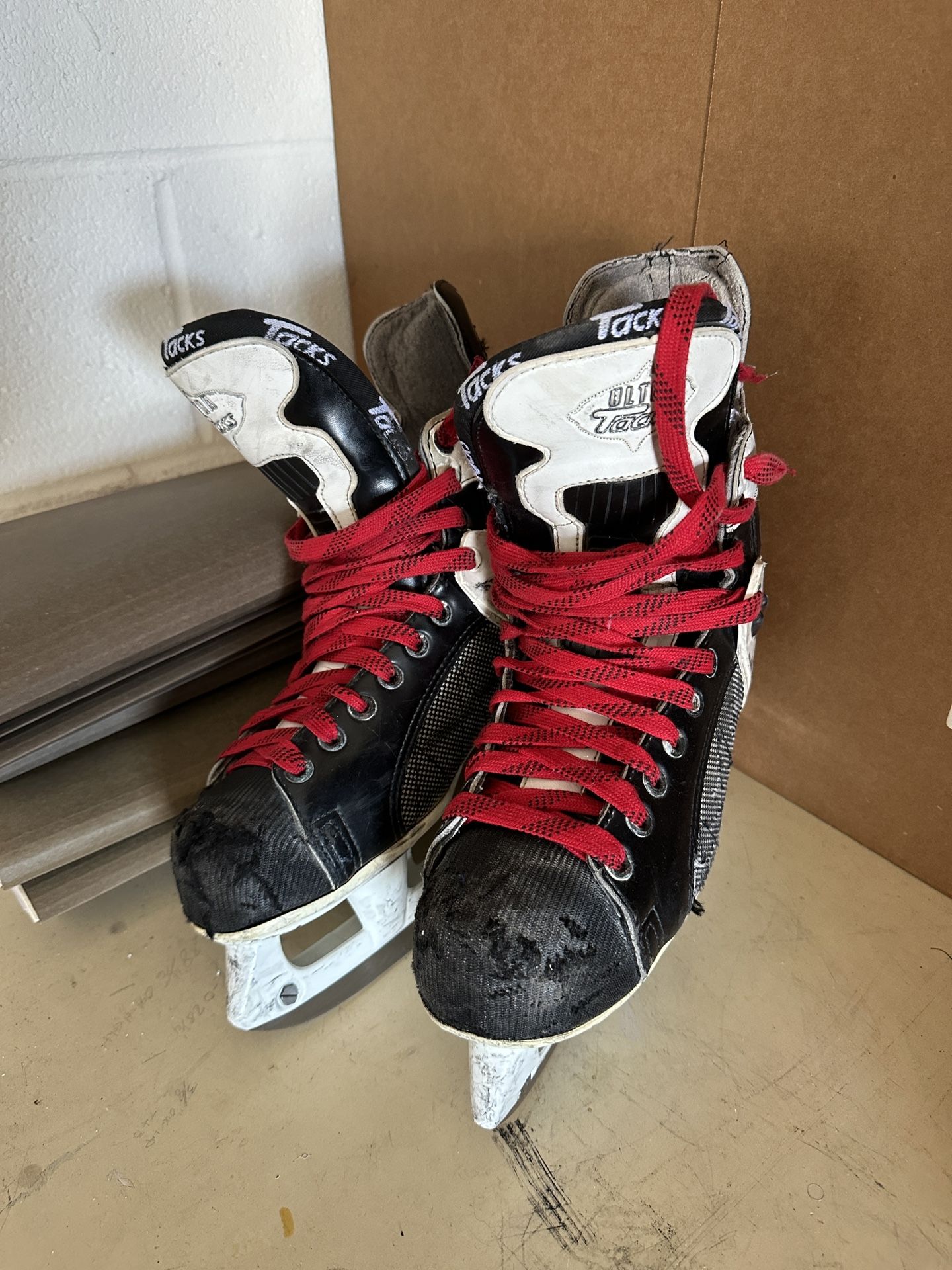 CCM Ice Hockey Skates Size 8 For Hockey Fits Size 10 Shoe Size