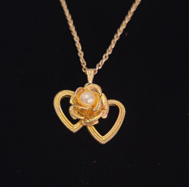 Pretty Double Heart With Rose At Center Displaying Faux Pearl Pendent Necklace