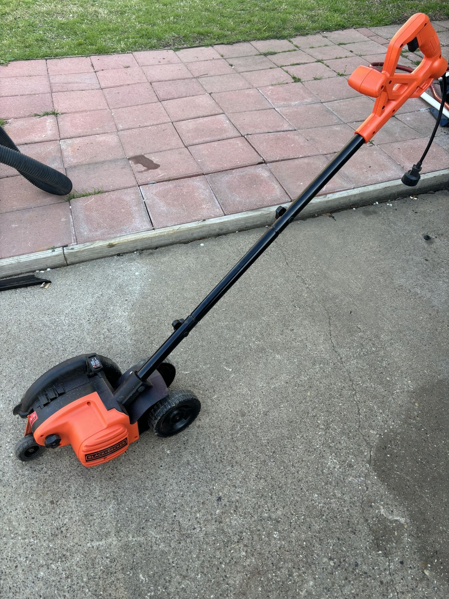 Black- Decker 7.5in 12Amp Corded Electric 2in 1 Lawn Edger And Trencher Good Condition /pick Up Only