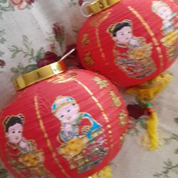 ORIENTAL DECOR A PAIR OF MIX SILK LANTERN 