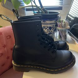 Women’s Dr.Martens Size 7
