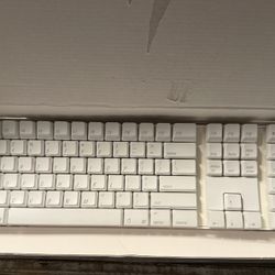 Apple A1016 M9270LL/A Wireless Keyboard Mac - Full Sized Numpad Bluetooth