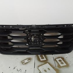 2023-2024 Honda Pilot Front Upper Grille Assy. OEM Used 