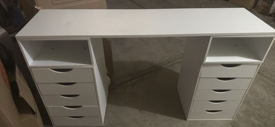 Nail desk