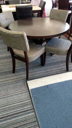 Beautiful Dining Table and 4 chairs NEW