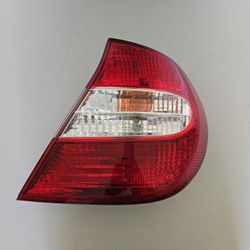 02-04 TOYOTA CAMRY RIGHT Tail Light Lamp  81550-AA050 OEM Scratched