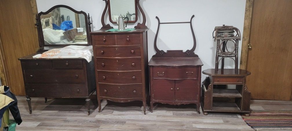 Estate Sale. Antiques Collectables
