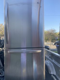 LG Refrigerator Like New