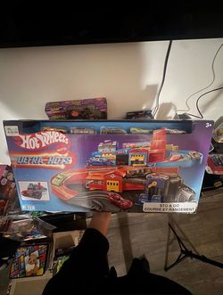 HOT WHEELS ULTRA HOTS STO & GO 5 Cars Track & Ramp 2021 RARE Playset