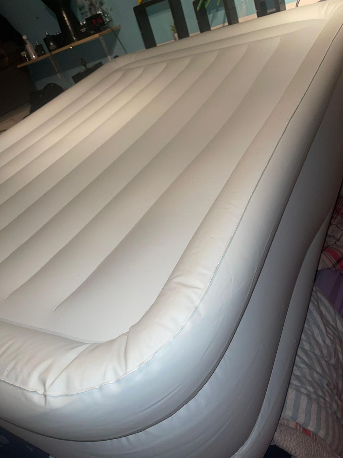 18" Dream Lux Pillow-Top Dura-Beam Airbed Mattress with Internal Pump, QUENN Give your guests a good night's rest with the King 24" Dura-Beam Dream Lu