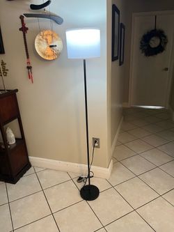New Floor Lamp whit Smart 💡, control by your phone or On / Off Switch Foot