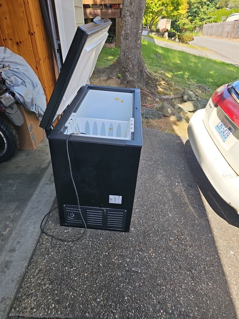 15 Cubic Ft Chest Freezer Black