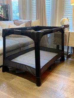 4moms Breeze Plus Portable Playard - Black - Excellent Condition