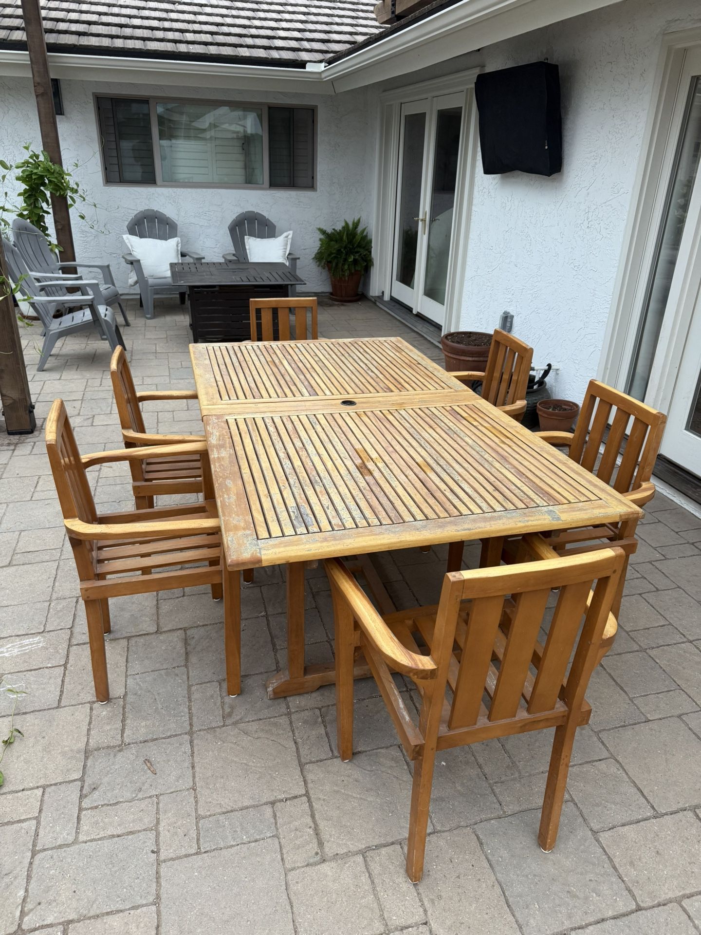 Outdoor extendable dining table