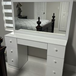 WHITE VANITY 