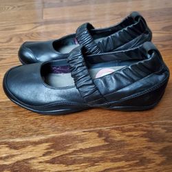 New Women Leather Dansko Shoes. Size 9