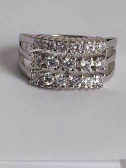 NEW WOMENS RING SIZE 8