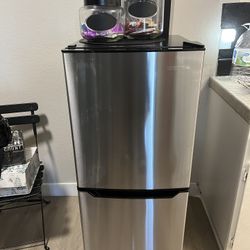 INSIGNIA 4.9 Cu. Ft. Compact Fridge