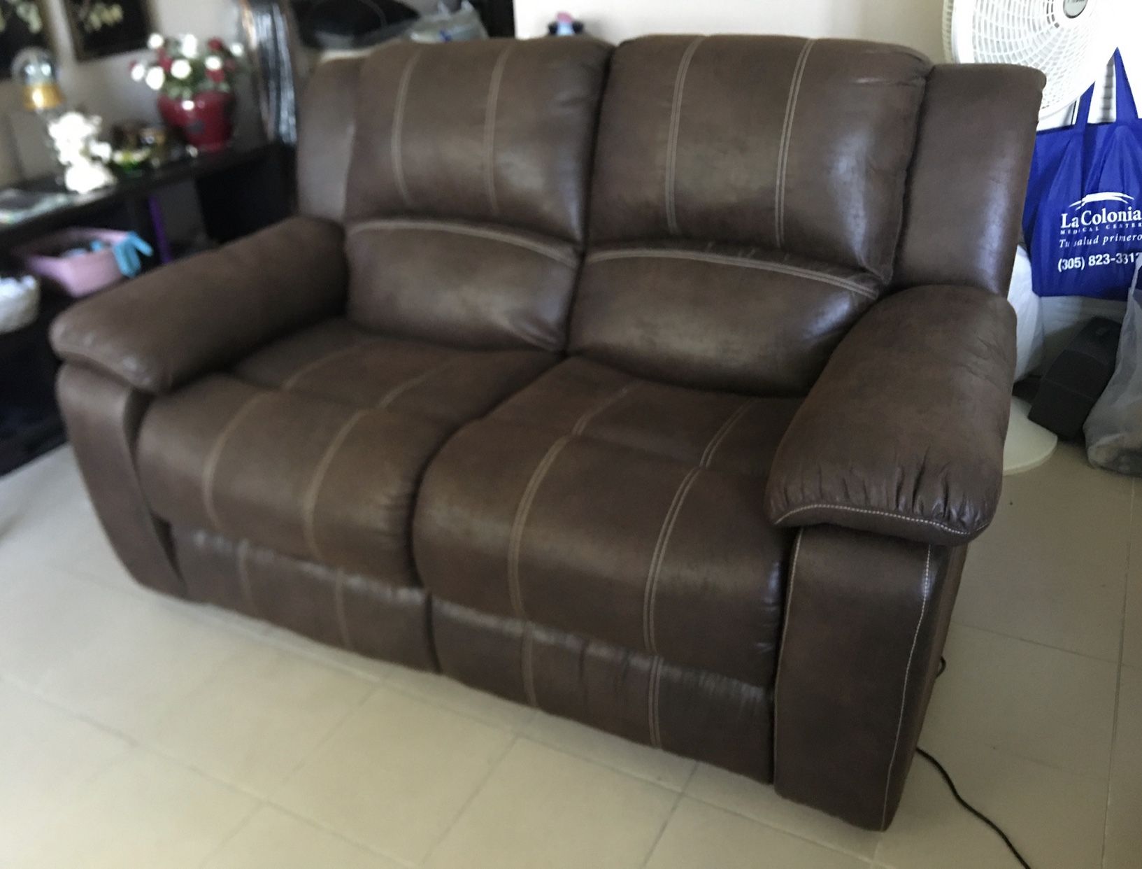 Electric recliner loveseat