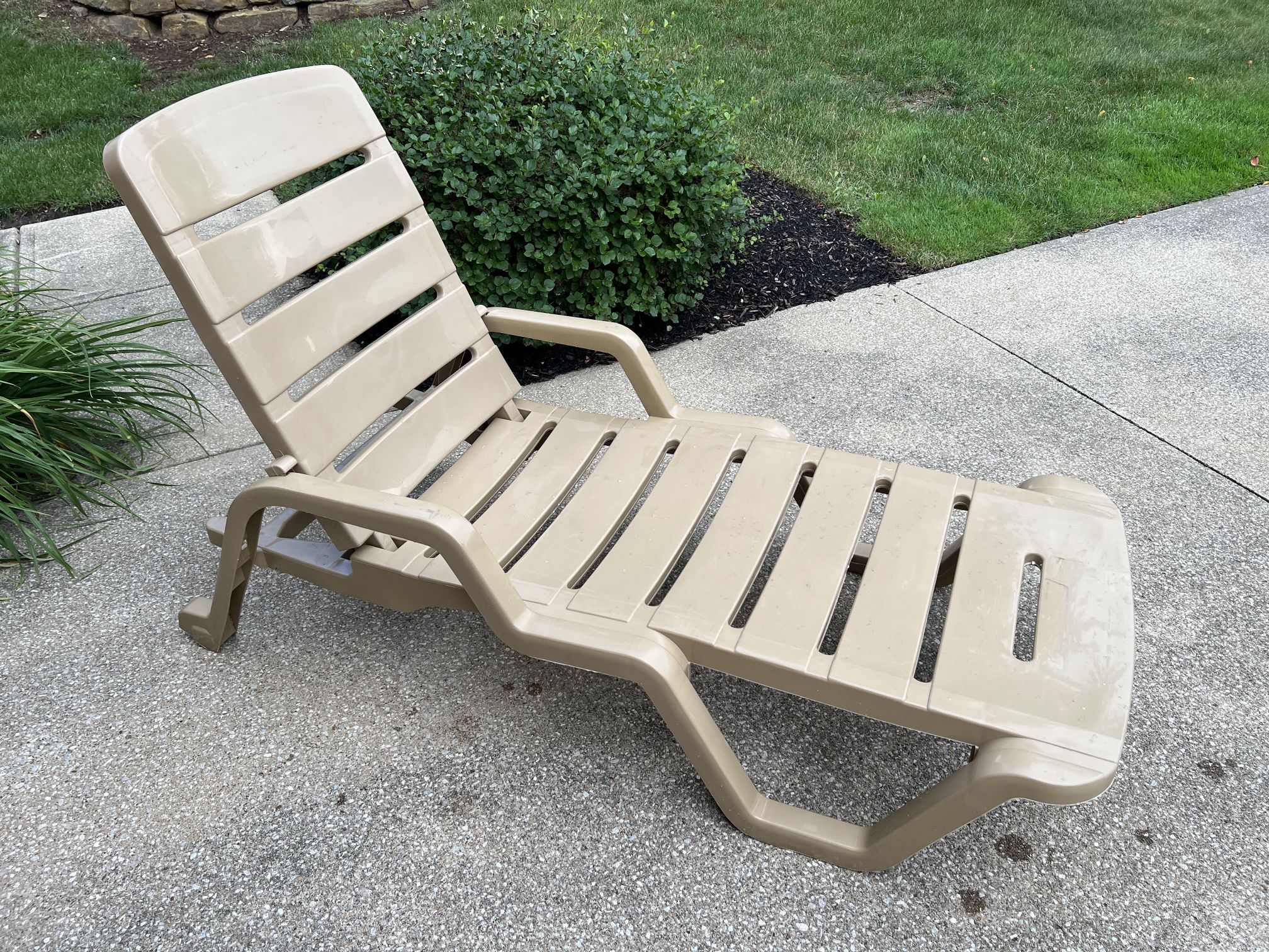 Outdoor Recliner Heavy Duty  With Brand New Pad