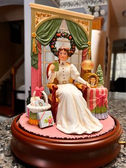 Avon Vintage Classic Christmas Wind Up Music Box Figurine Decoration