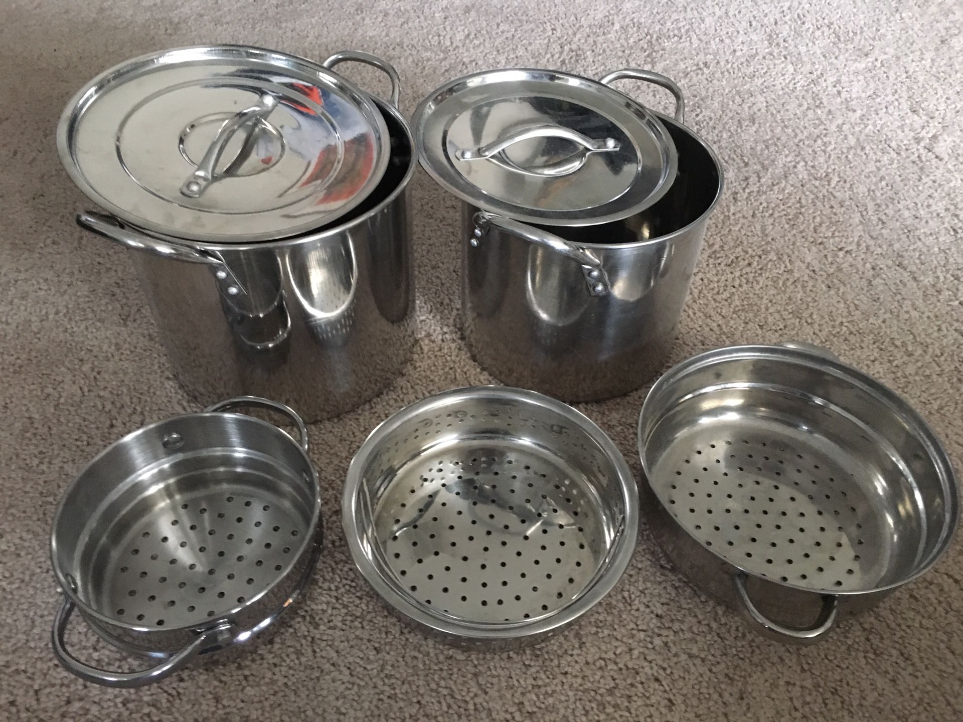 2 large canning/soup/steamer pots with 3 strainers. Excellent condition