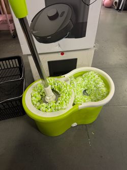 Spin Mop Set with 4 Replacement Mop Heads — easy and effortless cleaning!