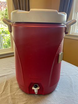 10 Gal Rubbermaid Drink Dispenser