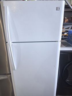 Kenmore top and bottom apartment size fridge fully functional