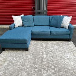 Sectional Reversible Couch!! Delivery Available 🚚!! Dimensions: 89” Length x 30” Height x 38” Depth ( 65” Depth Chaise)