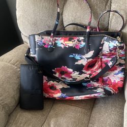 BABY GIRLS DIAPER BAG  REAL  WITH LONG SHOULDER STRAP & CARRY ON  HANDLES .DIAPER PACK CHAGER  GOOD CONDITION 