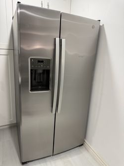 GE Stainless Steel Side-by-Side Refrigerator – Excellent Condition