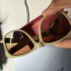 Goodr Creamy Tan Sunglasses Brand New In Box