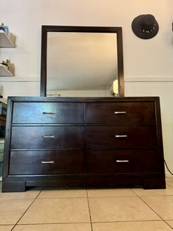 Dresser With Mirror