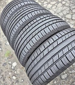 225 65 17 Michelin Tires Con 80% de Vida Las 4 🎃🎃🎃