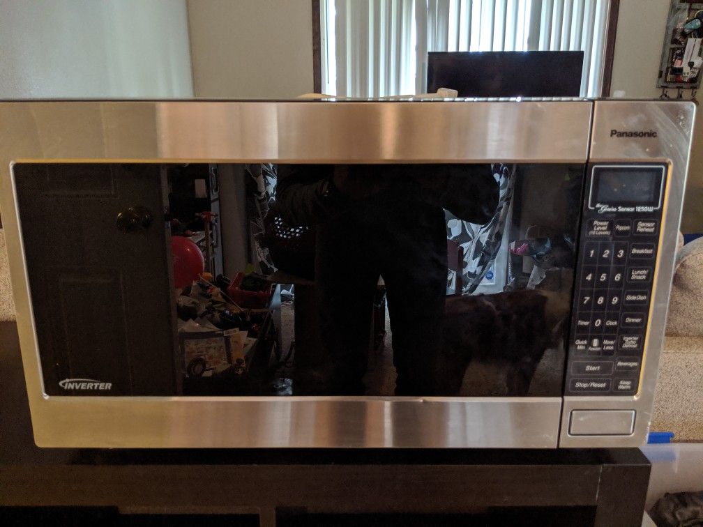 Panasonic The Genius Sensor 1250W Microwave for Sale in Portland, OR