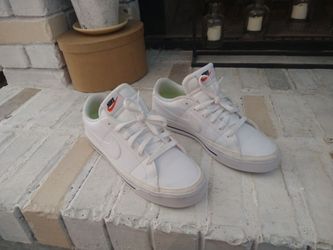 Nike White Lowtop Tennies - Women's Size 9