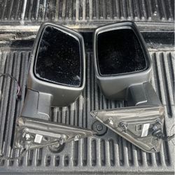 2021 Ram 1500 Classic side mirrors perfect condo with harness and all clips. Heated and power mirror