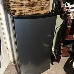 Mini Fridge With Freezer 