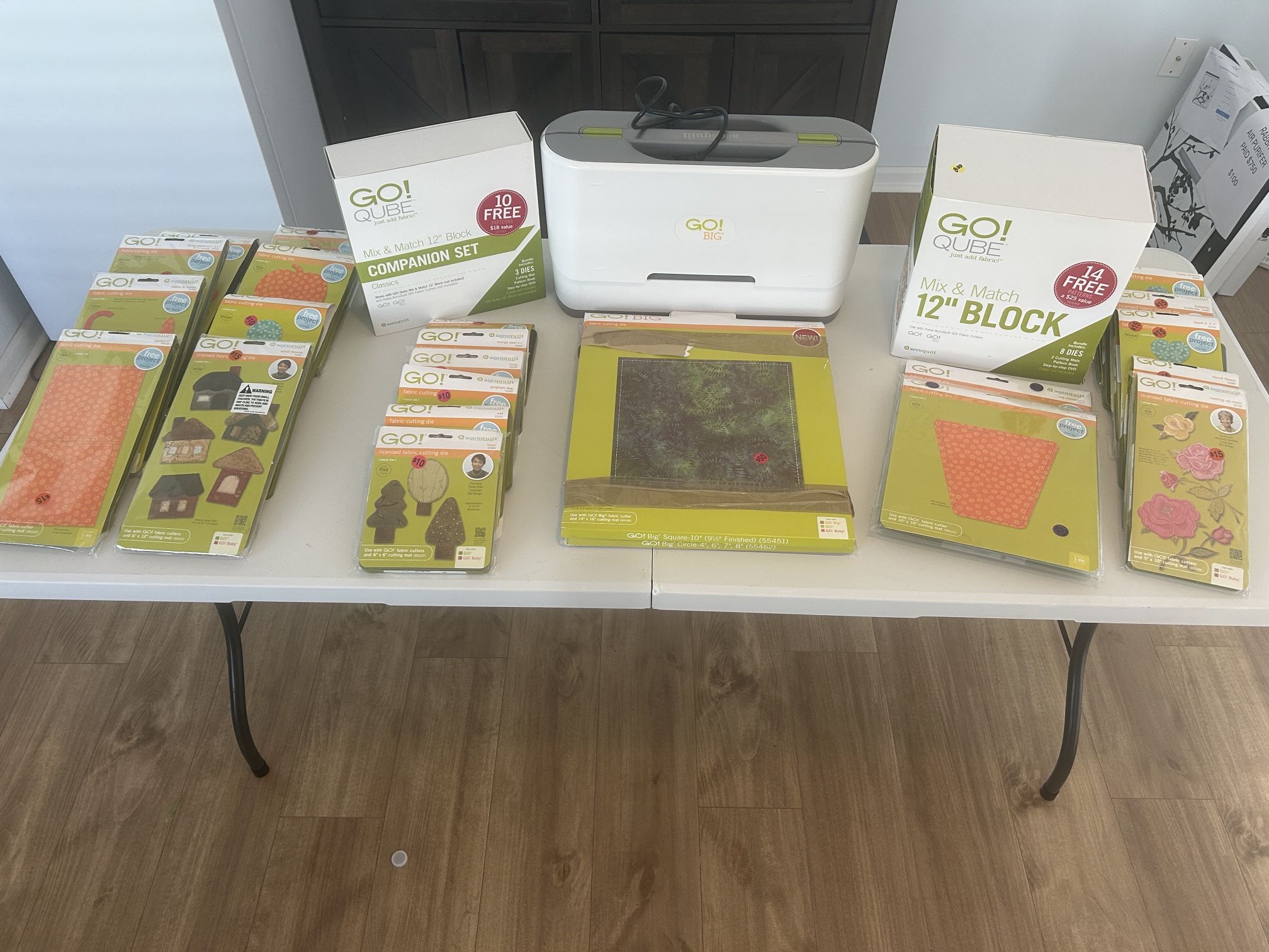 Go! Accuquilt Fabric Cutter And Does Lot Of 21pcs