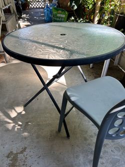 Med size patio table.