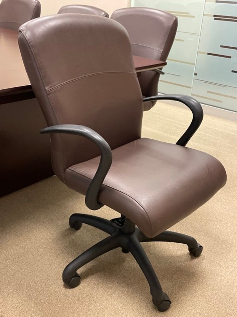 🪑 Brown Leather Executive Chair – Good Condition