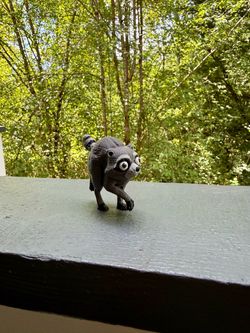 🦝 3D Printed Jimothy the Raccoon – Unique Desk/Shelf Figure