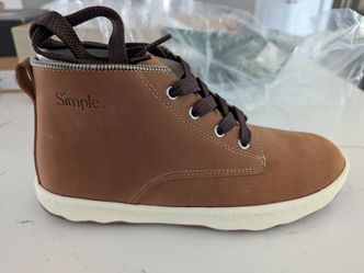 Simple Chukka-style sneaker, size 8.5