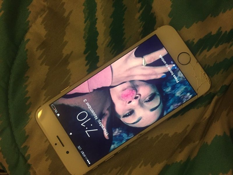 iPhone 6 gold 64gb looking to get a iPhone 5 and 175$ for it need some cash 💰