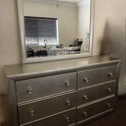 Dresser With Mirror