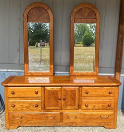 Dresser Solid Oak w/ Dual Mirrors Traditional Bedroom Vanity Excellent Condition