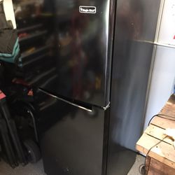 Almost New Magic Chef Refrigerator/Freezer 10.1 Cubic Feet