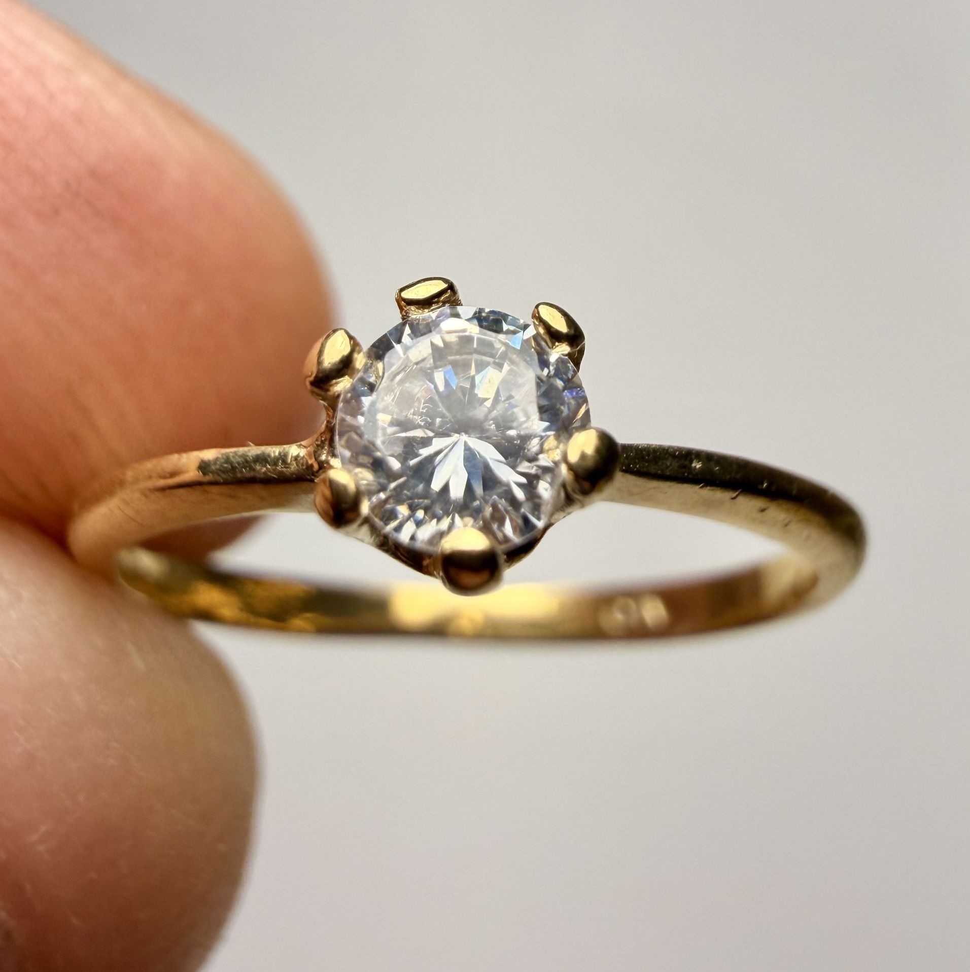  18k Solid Gold Ring, Size 4, 1.5g – Delicate Design